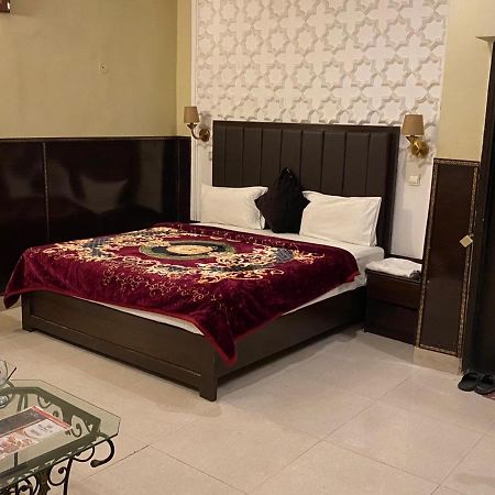 Hotel Royal One Мултан Екстериор снимка