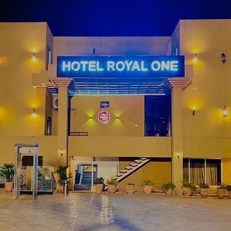 Hotel Royal One Мултан Екстериор снимка