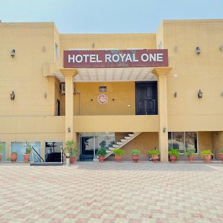 Hotel Royal One Мултан Екстериор снимка