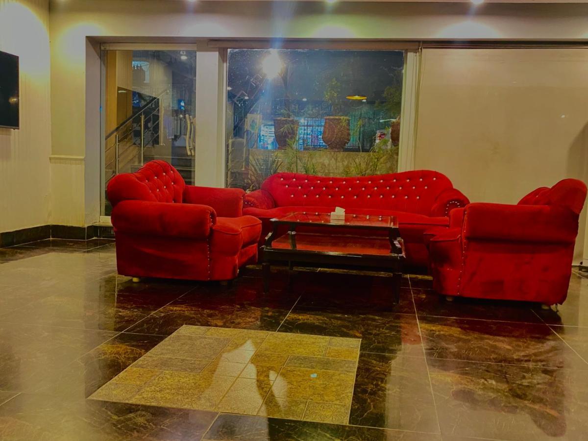 Hotel Royal One Мултан Екстериор снимка