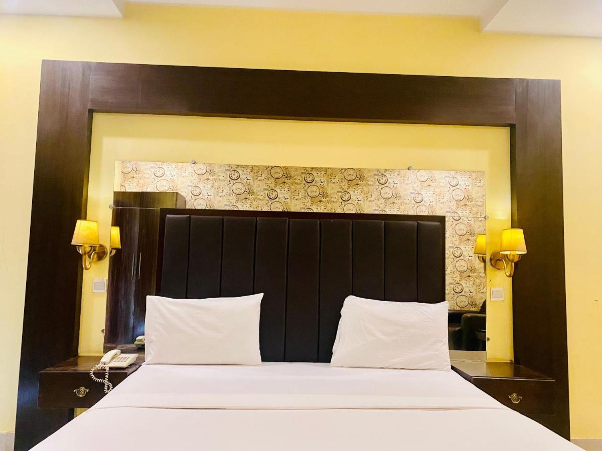 Hotel Royal One Мултан Екстериор снимка