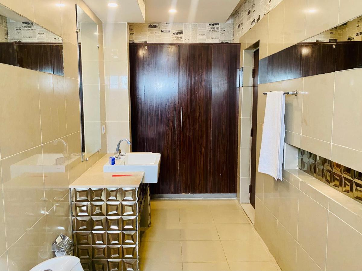 Hotel Royal One Мултан Екстериор снимка