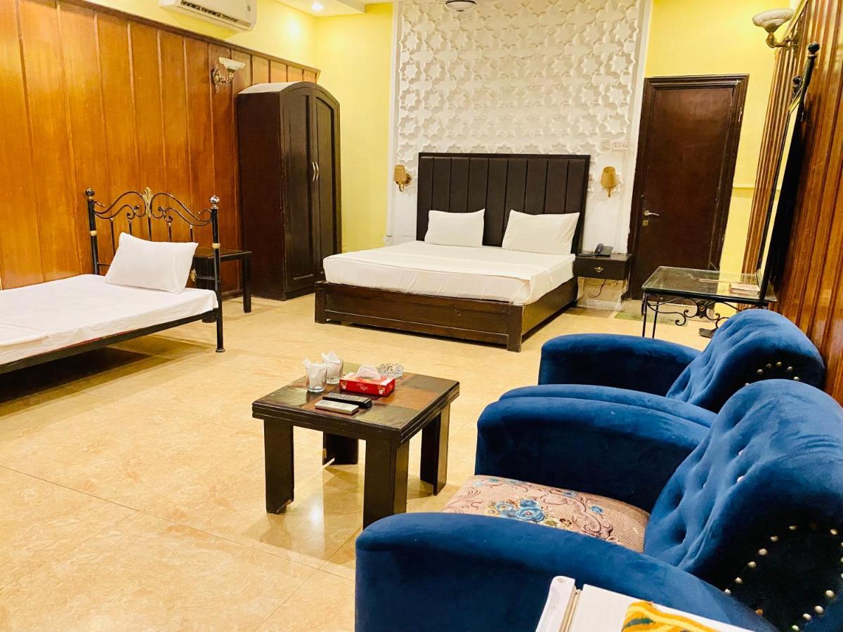 Hotel Royal One Мултан Екстериор снимка