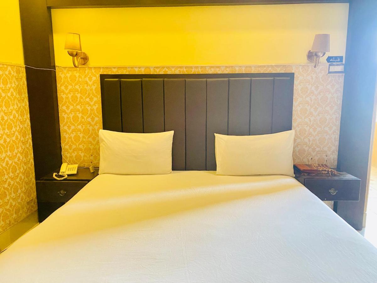 Hotel Royal One Мултан Екстериор снимка