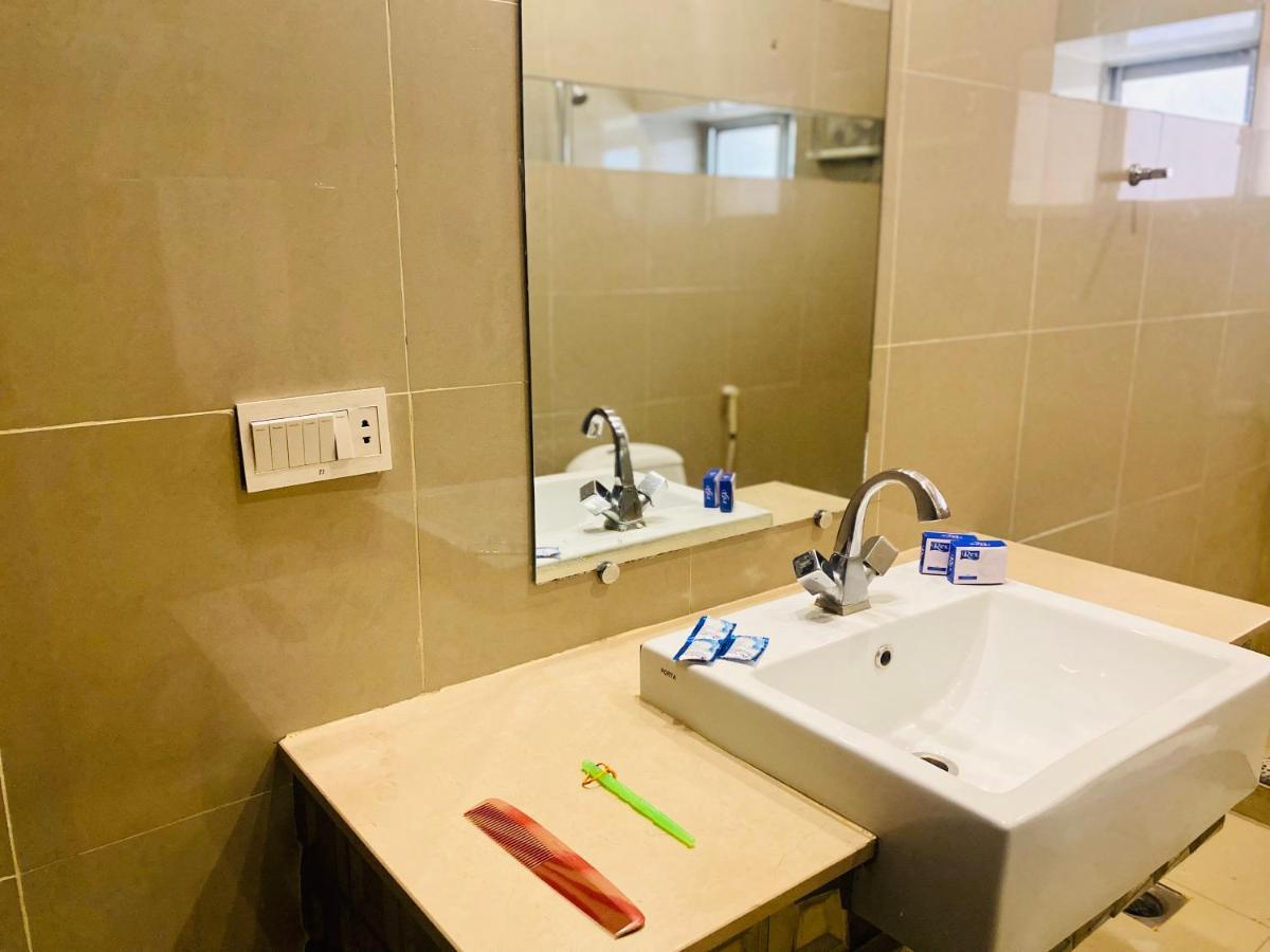 Hotel Royal One Мултан Екстериор снимка