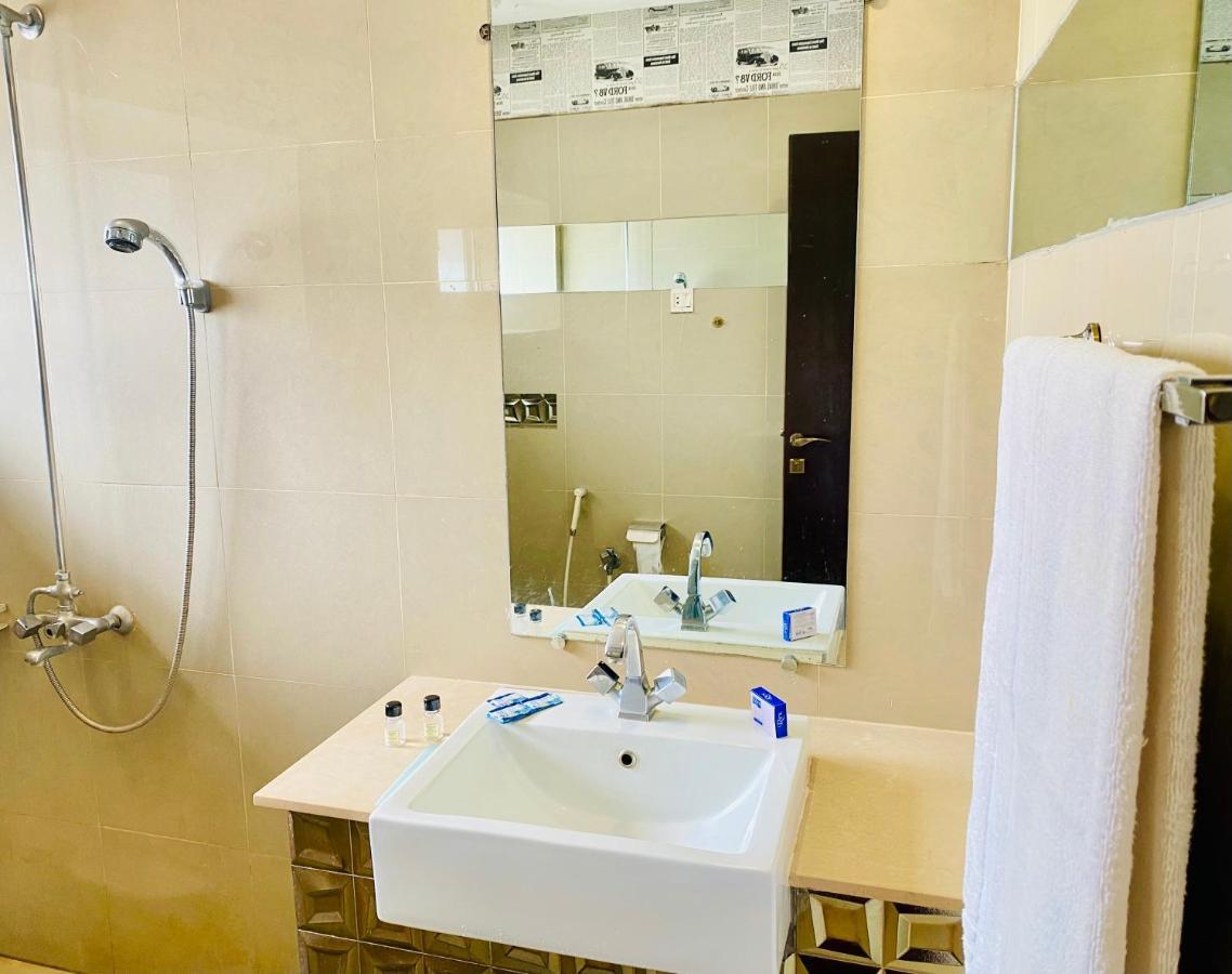 Hotel Royal One Мултан Екстериор снимка
