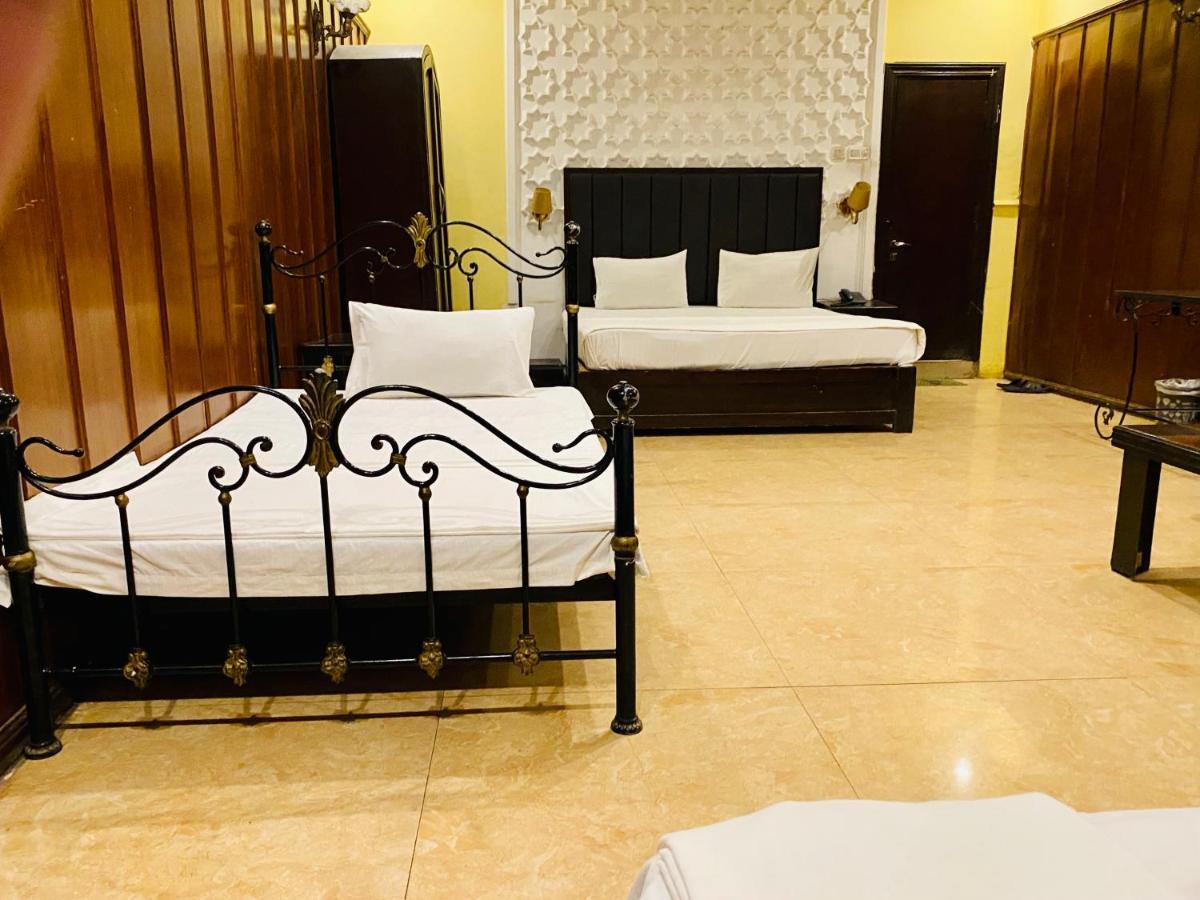 Hotel Royal One Мултан Екстериор снимка