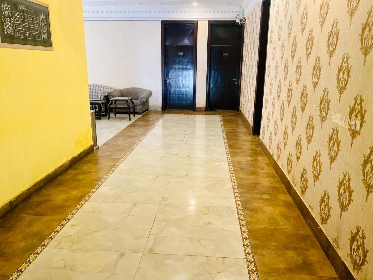 Hotel Royal One Мултан Екстериор снимка