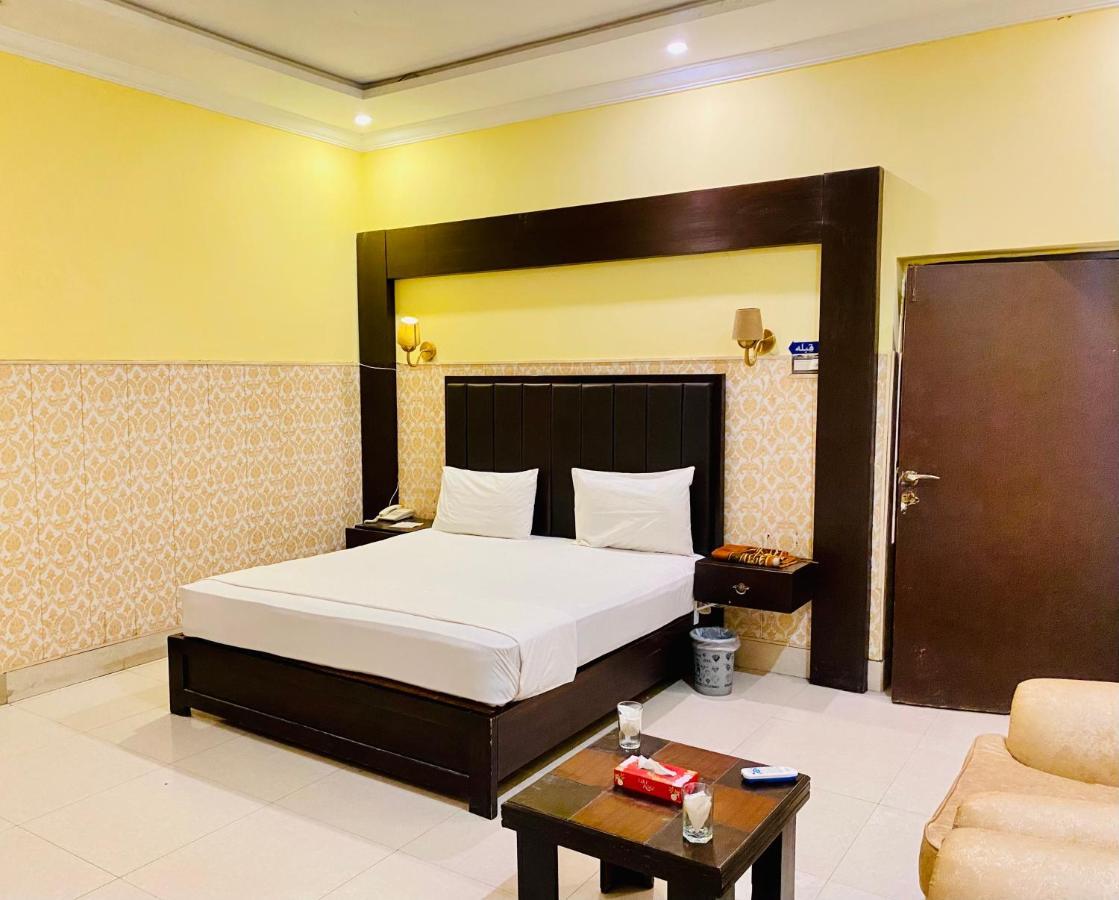 Hotel Royal One Мултан Екстериор снимка