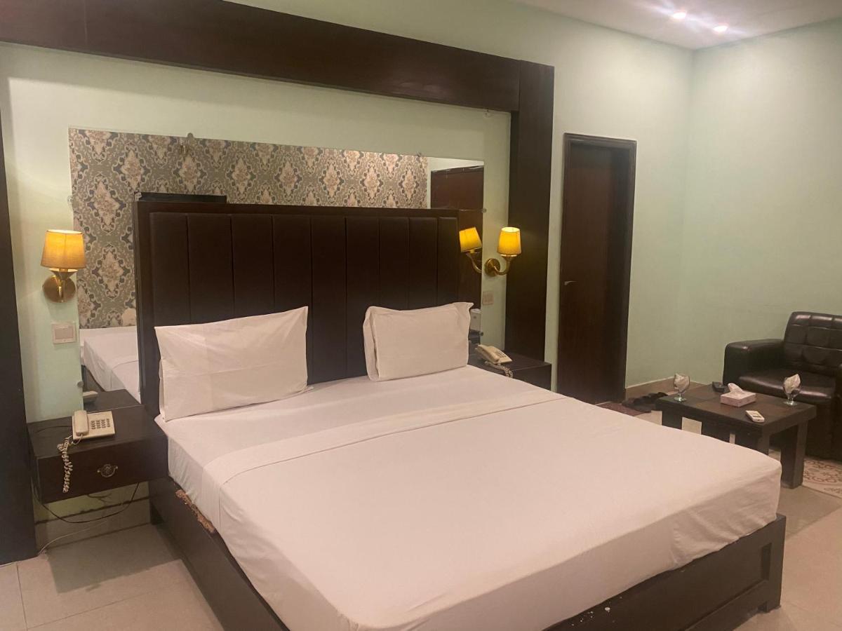 Hotel Royal One Мултан Екстериор снимка