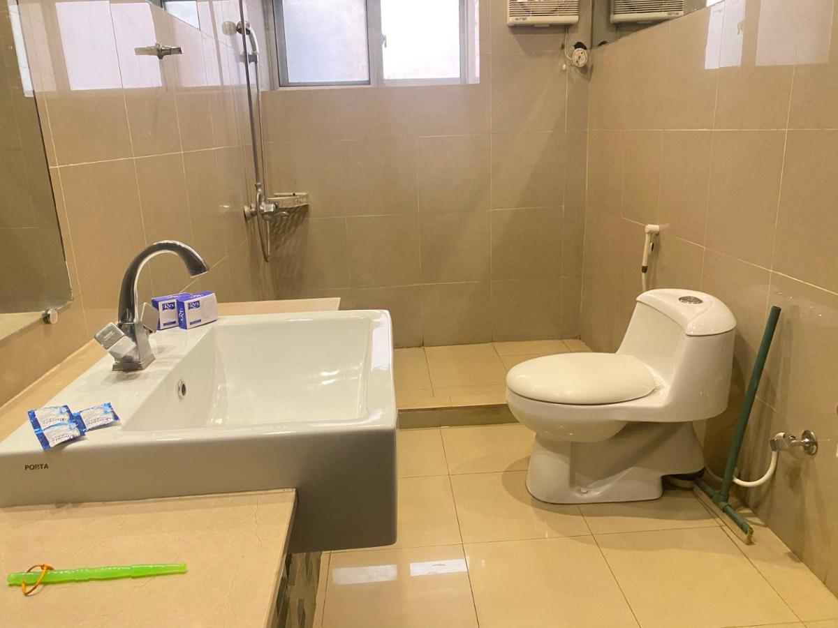Hotel Royal One Мултан Екстериор снимка