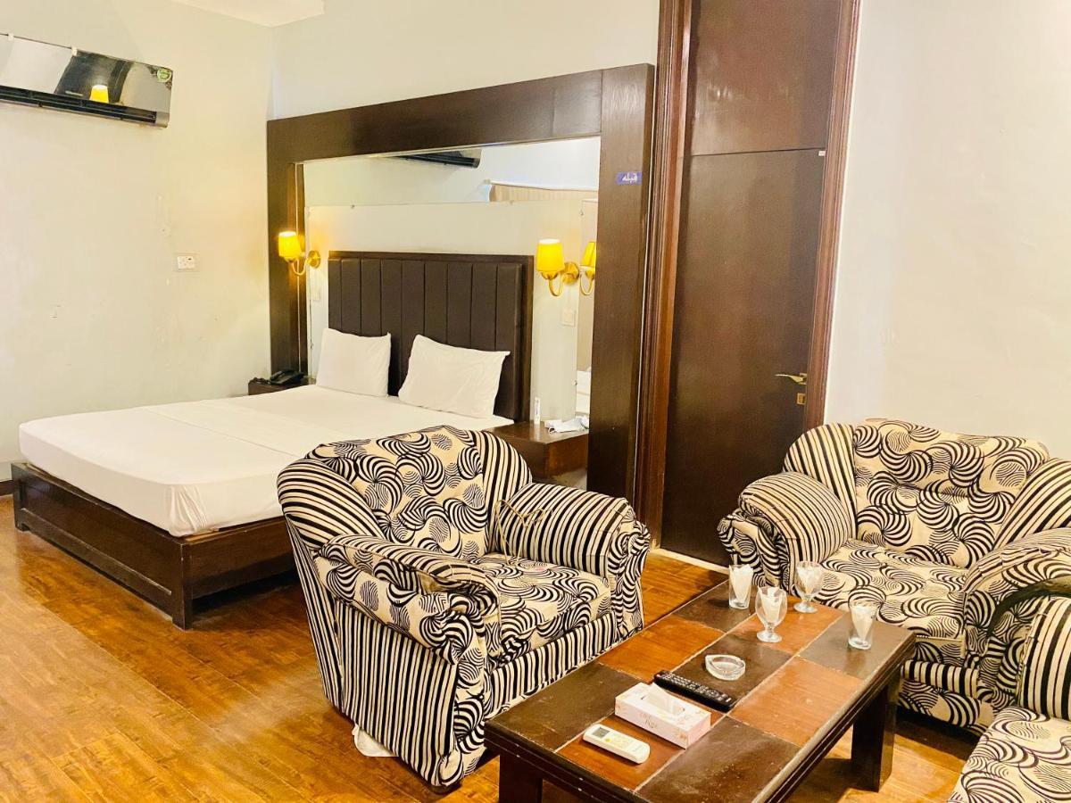 Hotel Royal One Мултан Екстериор снимка