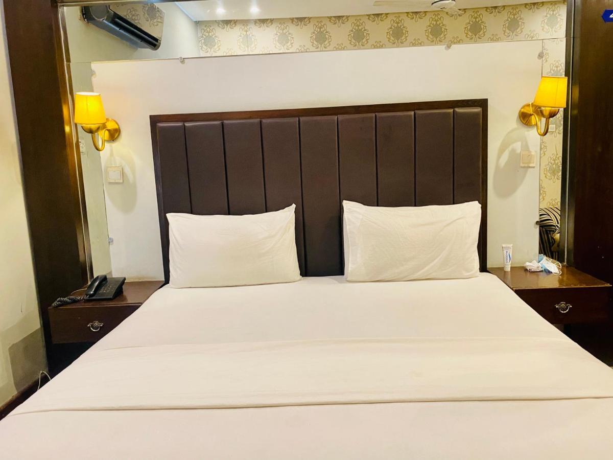 Hotel Royal One Мултан Екстериор снимка