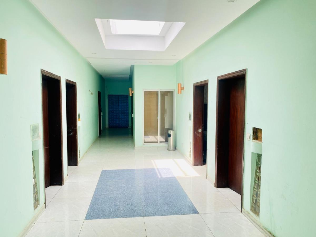 Hotel Royal One Мултан Екстериор снимка