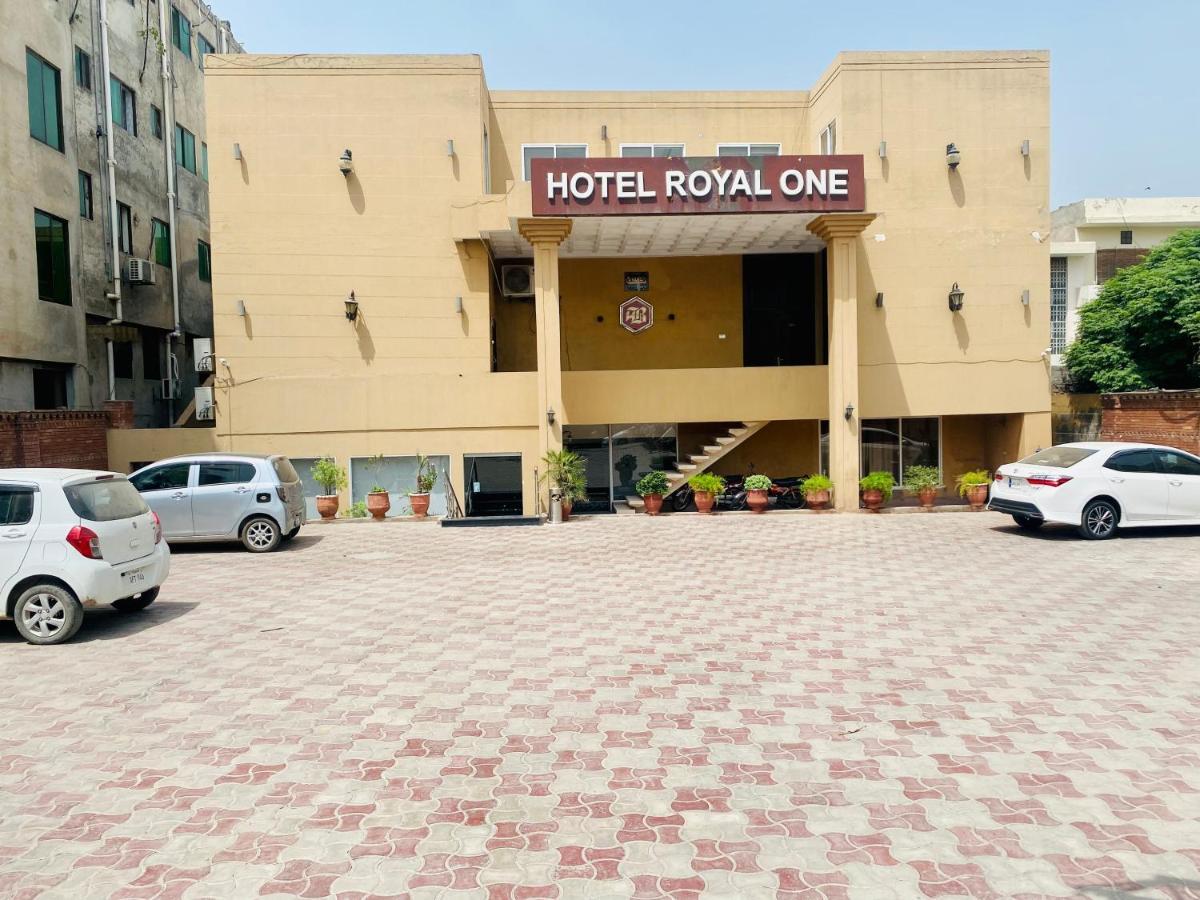 Hotel Royal One Мултан Екстериор снимка