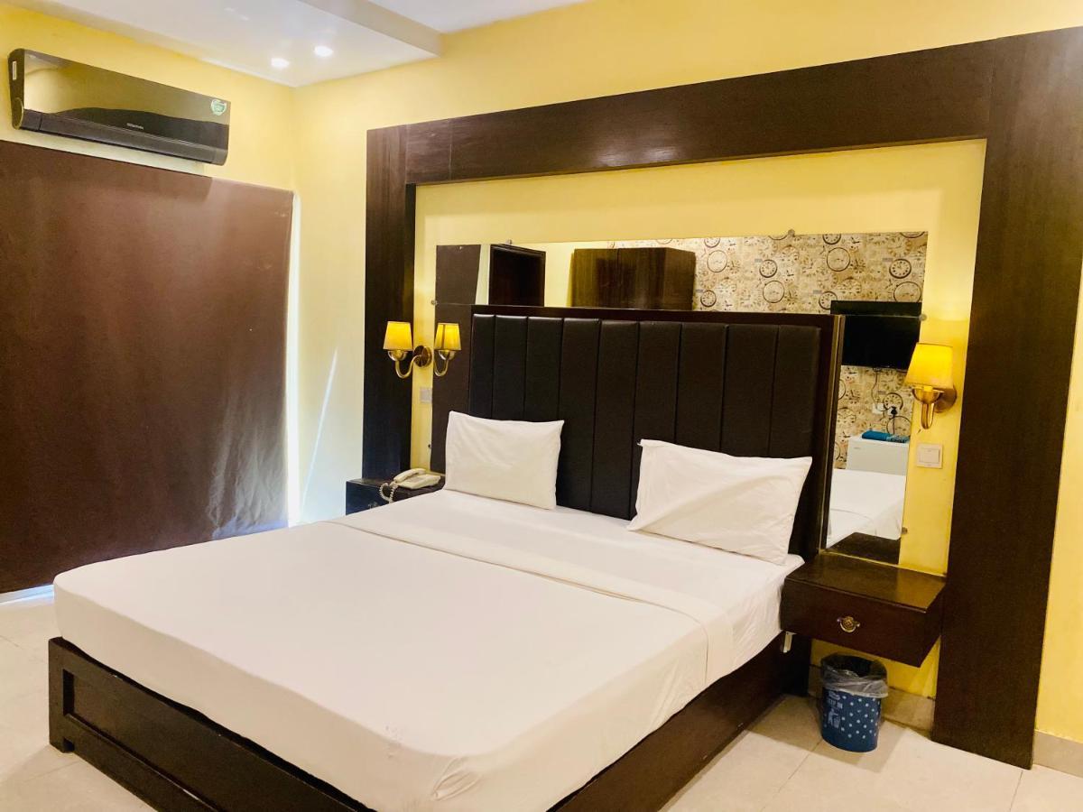 Hotel Royal One Мултан Екстериор снимка