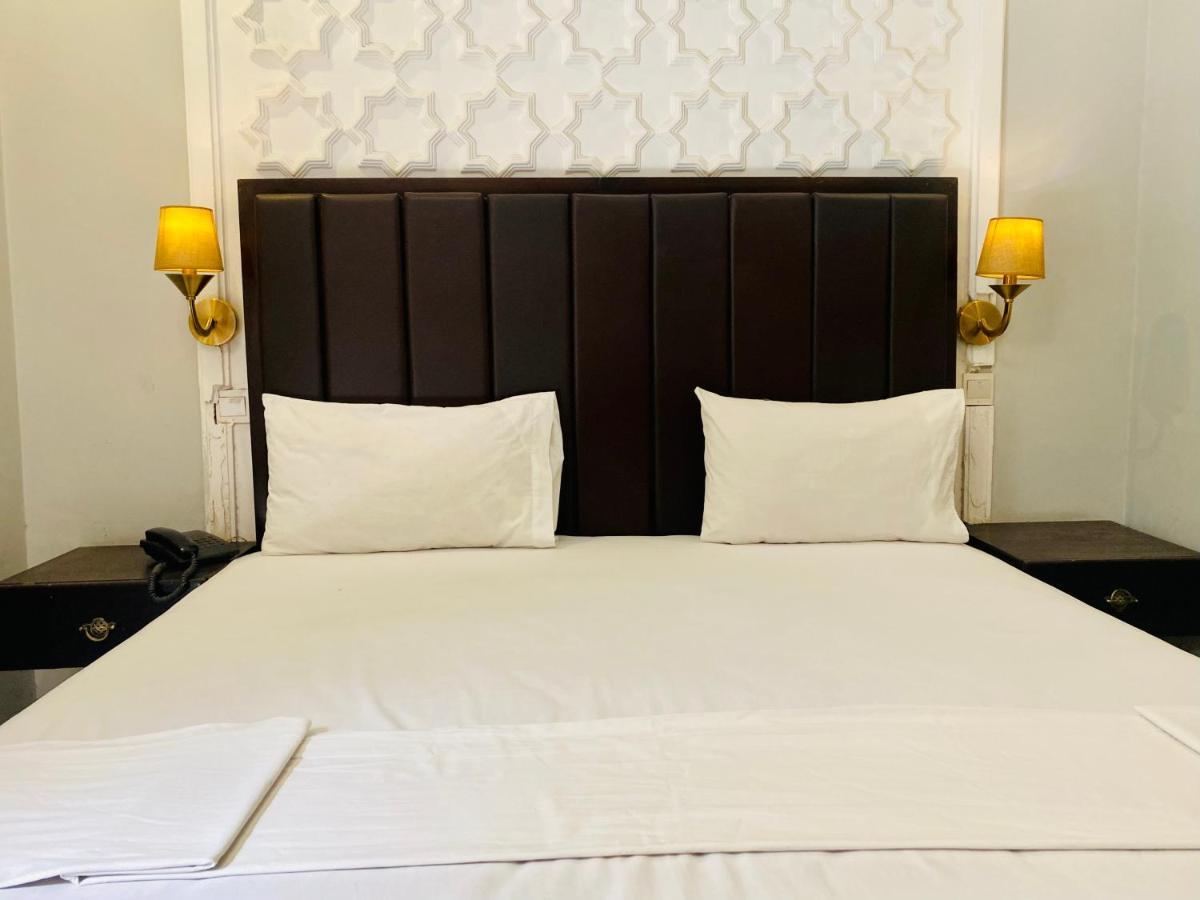 Hotel Royal One Мултан Екстериор снимка