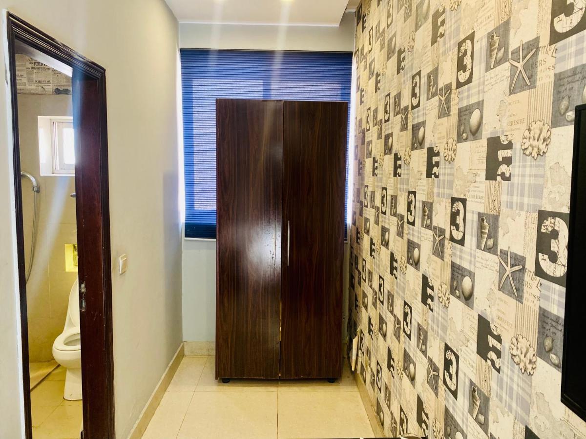 Hotel Royal One Мултан Екстериор снимка
