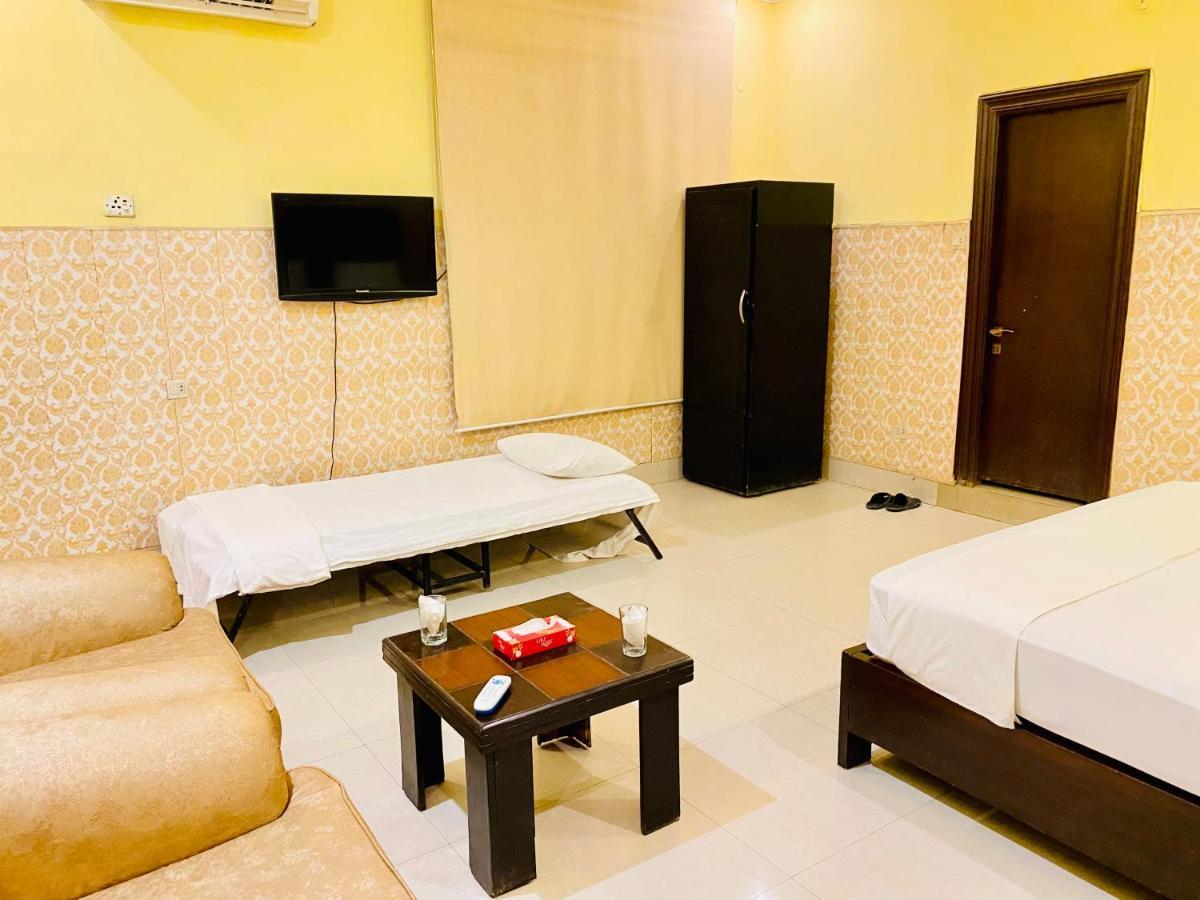 Hotel Royal One Мултан Екстериор снимка