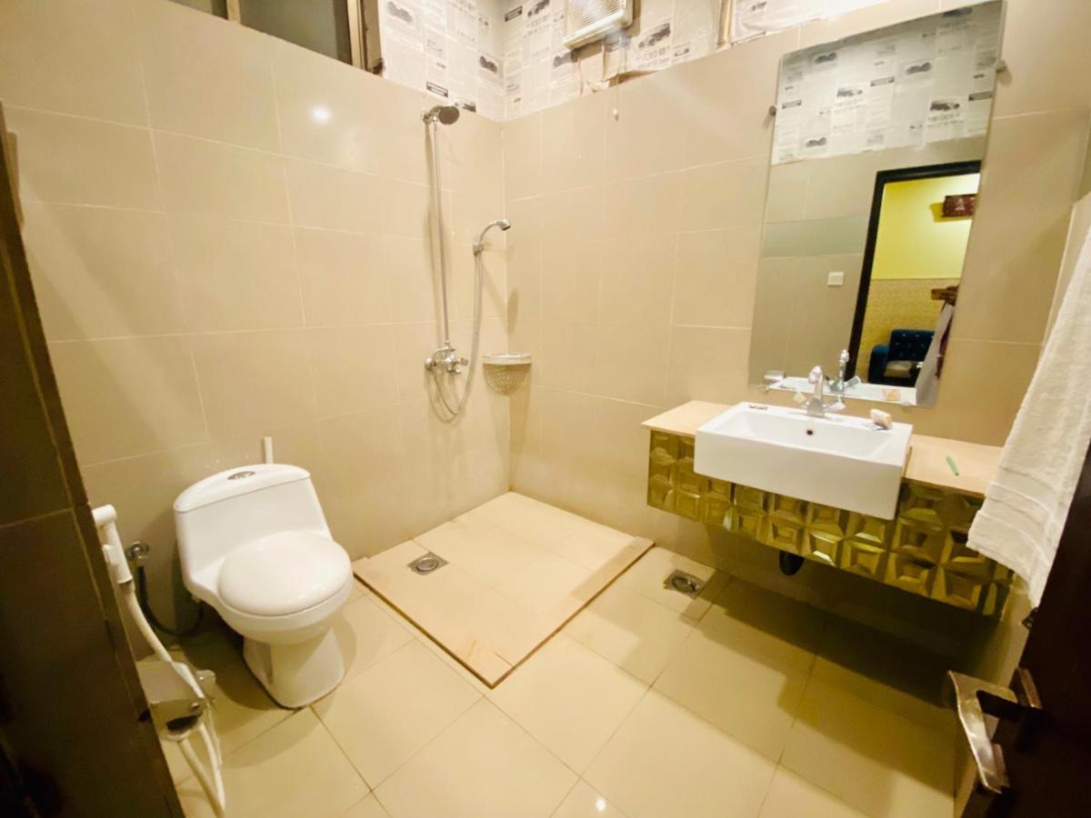 Hotel Royal One Мултан Екстериор снимка